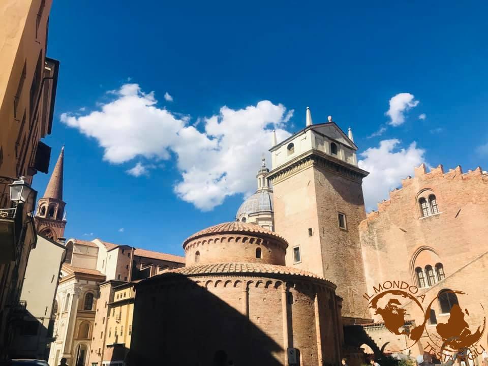 Un angolo della città con la Rotonda di San Lorenzo