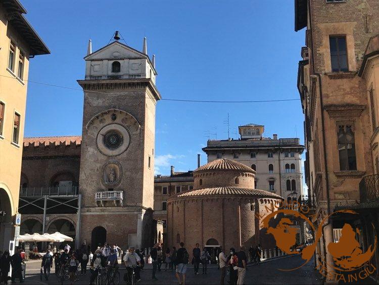 La Rotonda di San Lorenzo, la torre dell'Orologio a sinistra e la casa del Mercante a destra