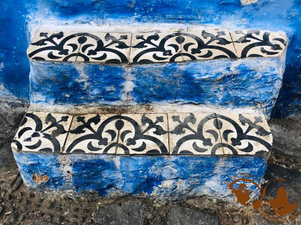 Gradini davanti all'ingresso di una casa di Chefchaouen