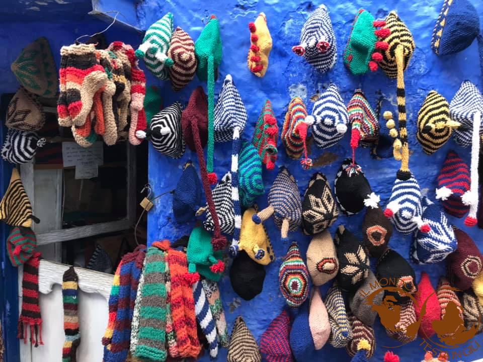 Colorate berrette di lana esposte su una parete a Chefchaouen