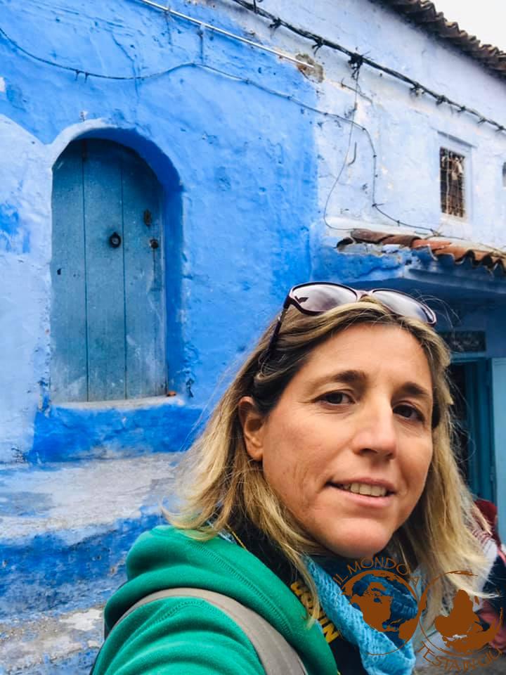 Scale, porta e mura blu