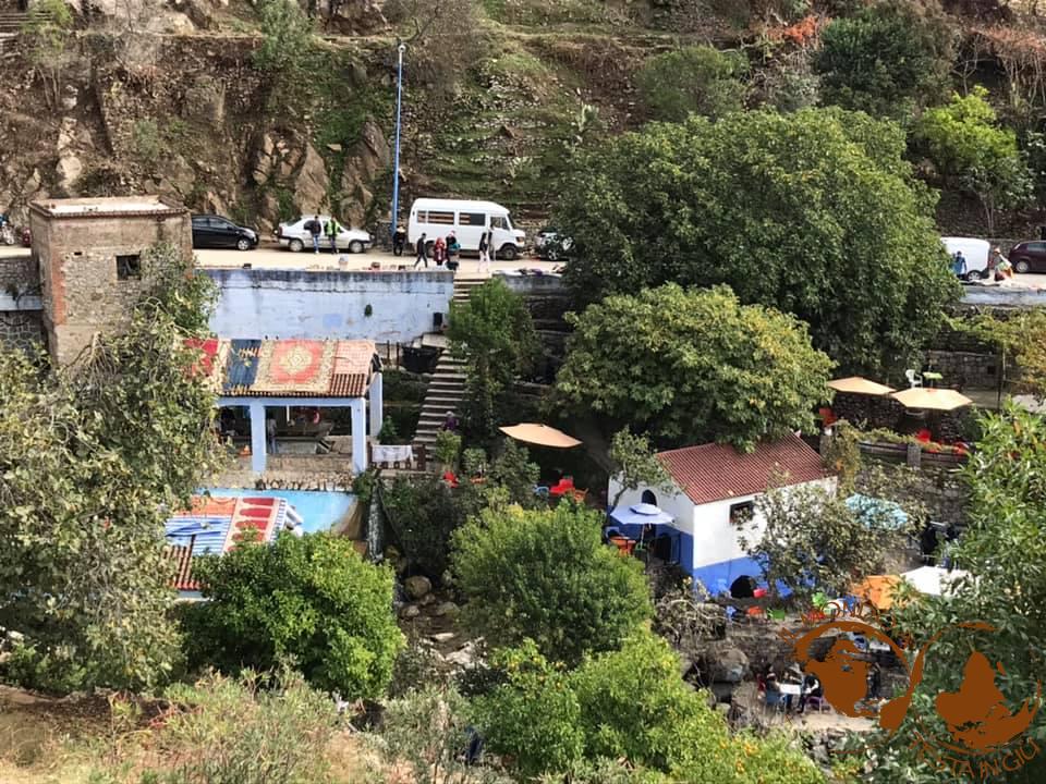 Cascate Ras el-Maa: donne che lavano e tappeti distesi sui tetti