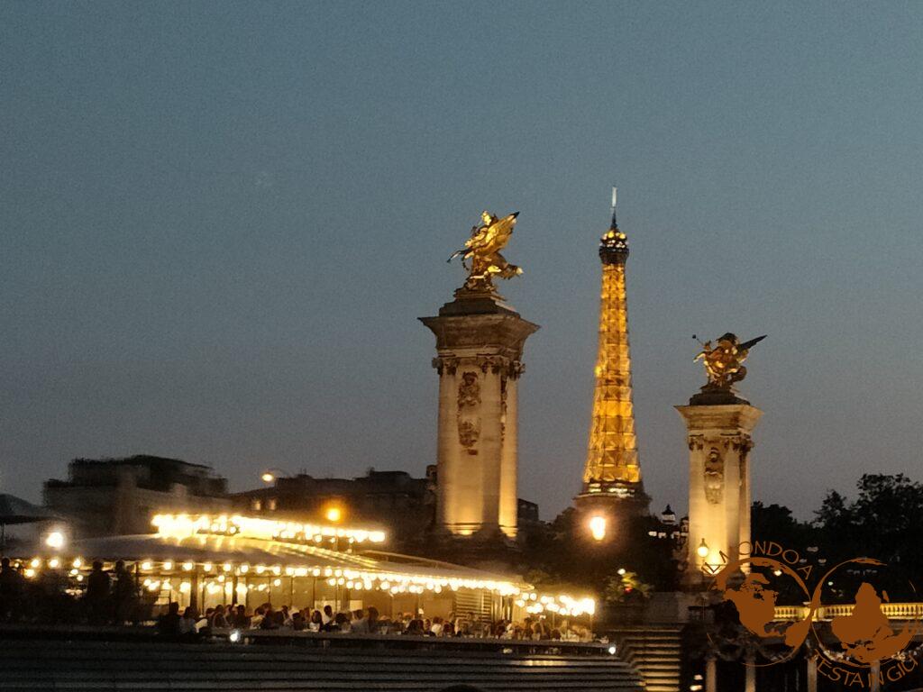 La torre Eiffel illuminata