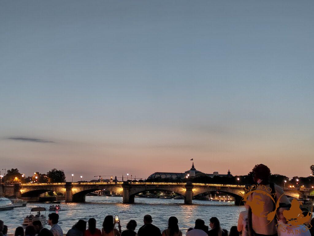 Il tramonto cala su Parigi