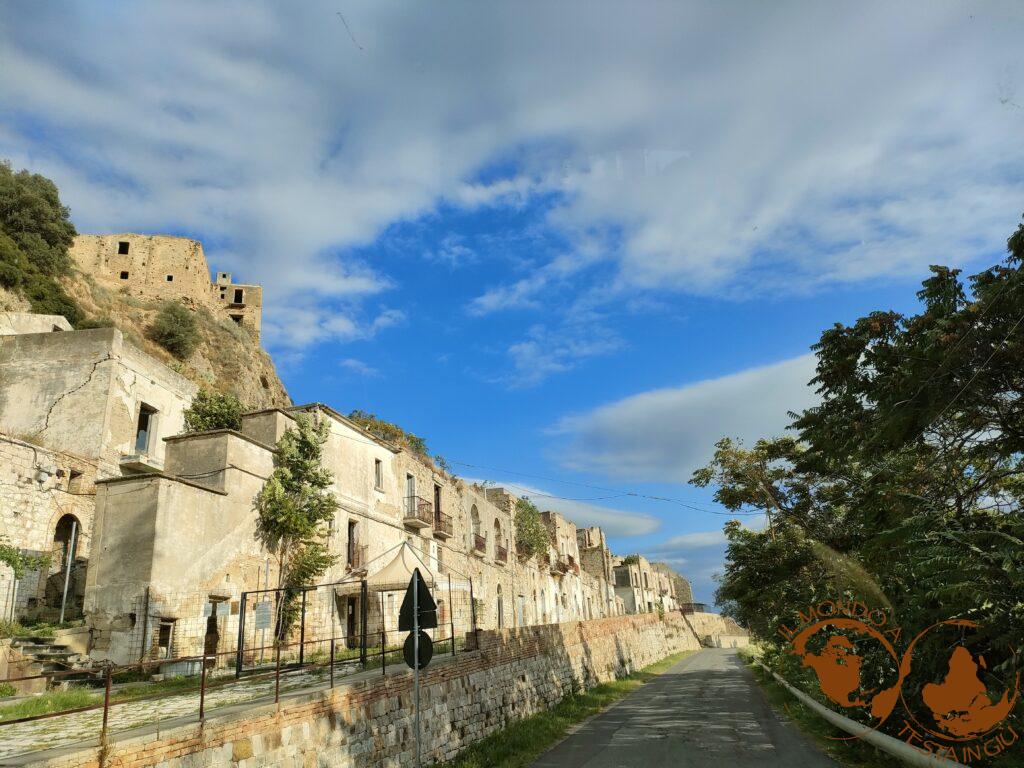 Uno sguardo all'ingresso del paese: case allineate