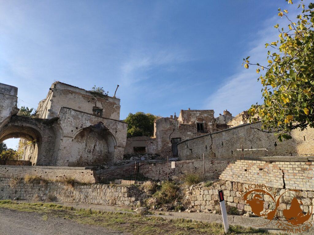 Angoli abbandonati e distrutti del paese