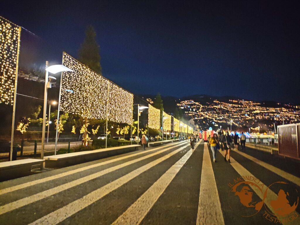 Lungomare e Funchal alta illuminati