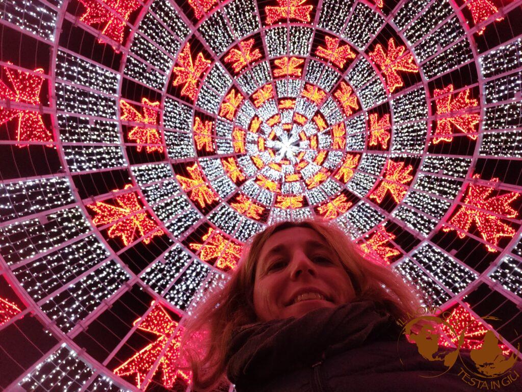 Dentro un albero di Natale luminoso