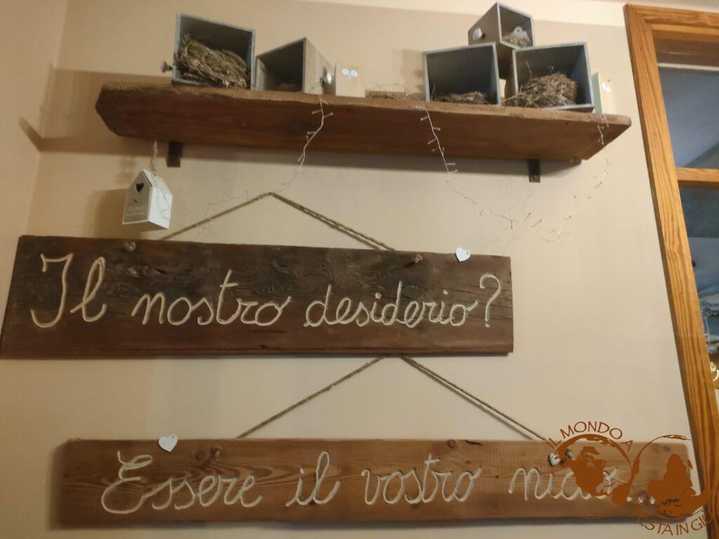 Dettagli all'ingresso dell'hotel Le Marmotte