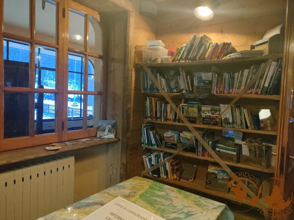 Biblioteca a disposizione all'hotel Le Marmotte