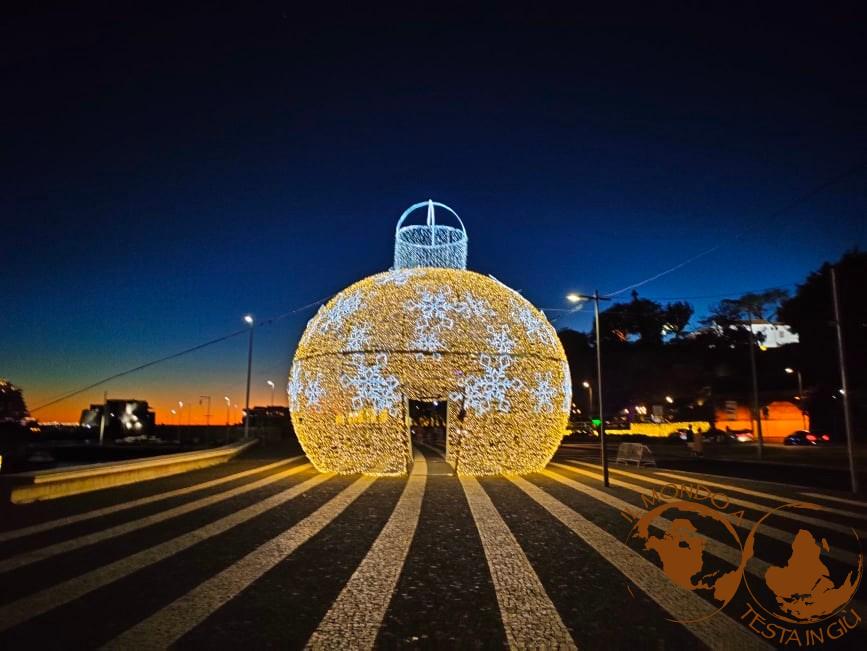 Tramonto e luminarie sul lungomare di Funchal