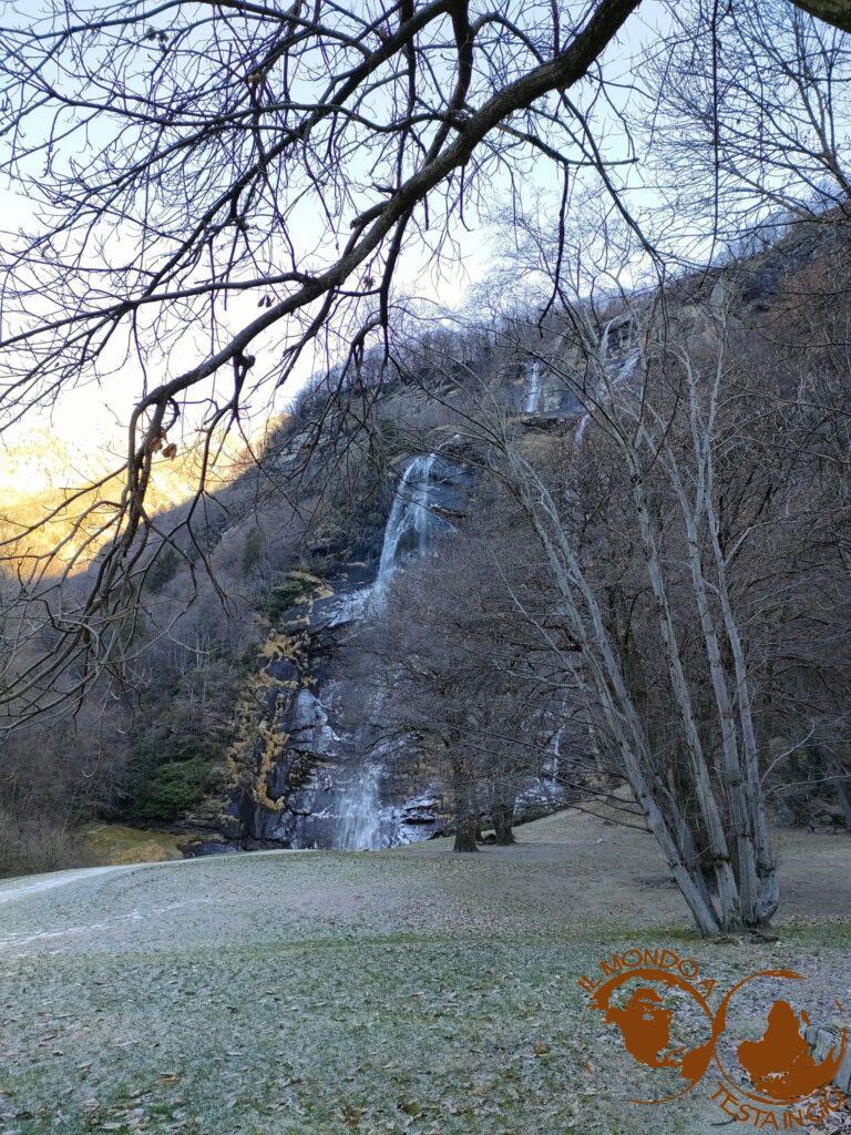 La natura che circonda le cascate Acquafraggia in inverno