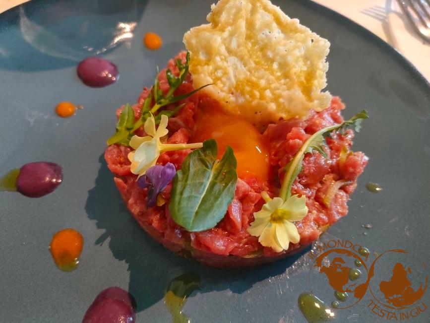 tartare di manzo con decorazioni e sapori favolosi