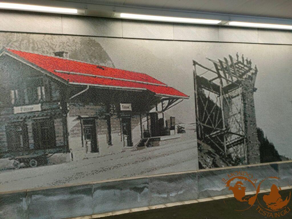 Mosaico alla stazione di Saint Moritz ce racconta la storia della ferrovia del Bernina Express