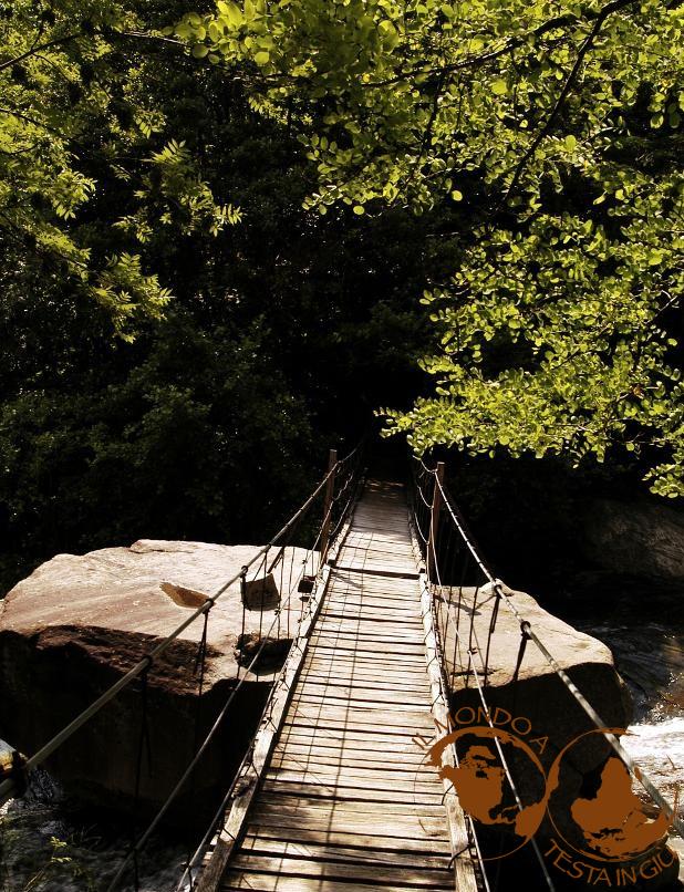 Ponte in legno lungo il sentiero panoramico delle cascate Acquafraggia