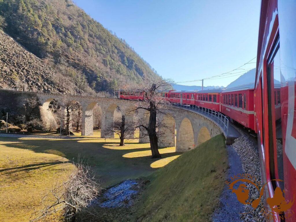 Il viadotto circolare di Brusio sulla linea del Bernina