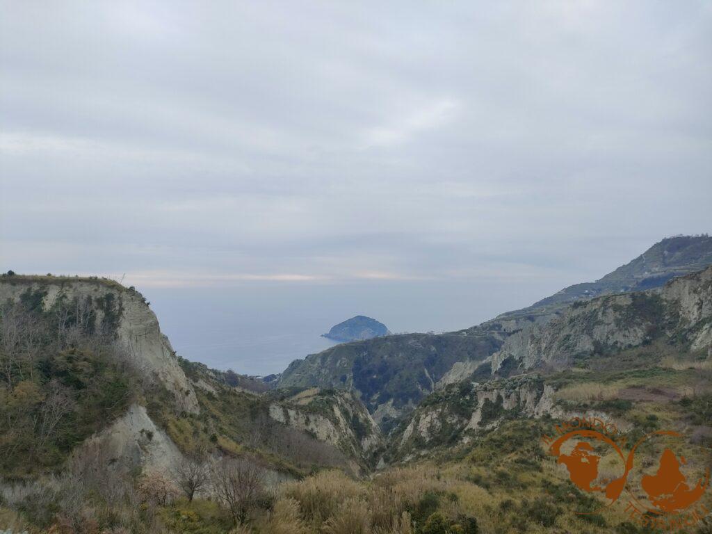 Il panorama dal parco termale con in fondo il promontorio di Sant'Angelo
