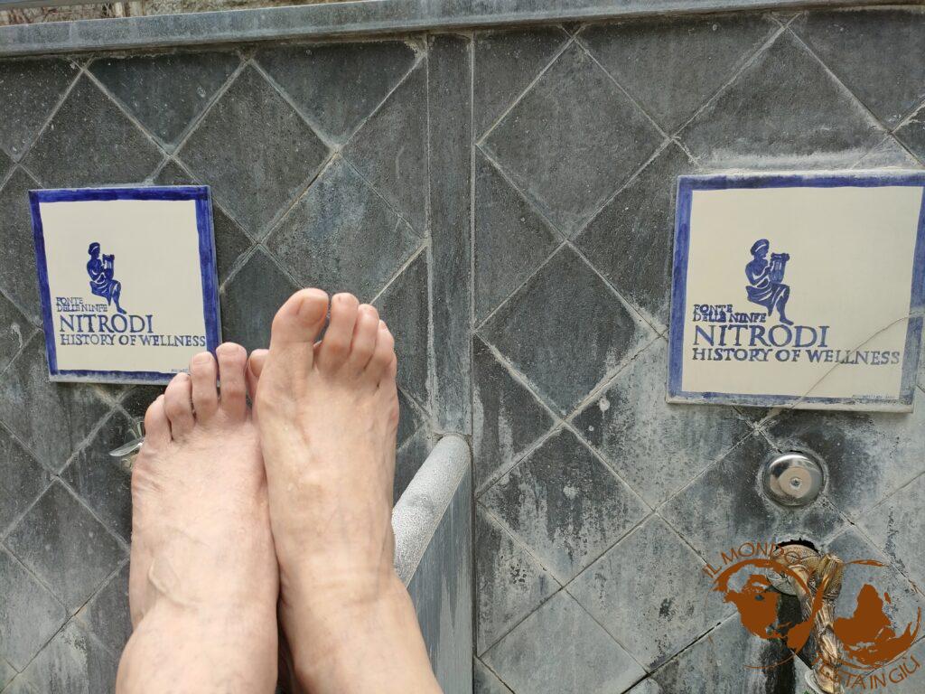 I miei piedi in relax dopo un bagno nell'acqua di Nitrodi