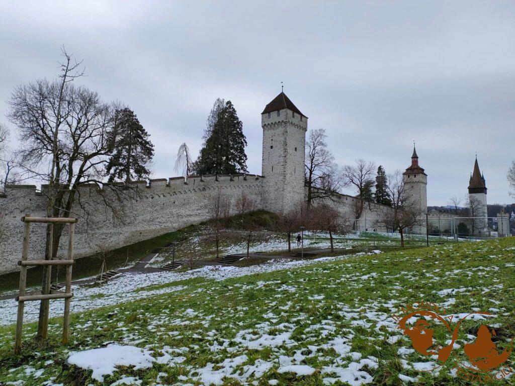 Il museggmauer: bastioni e torri della città