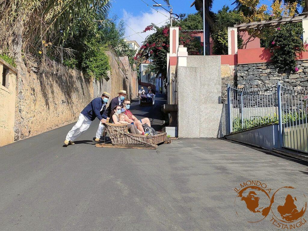 La discesa coi "cestinhos" a Funchal